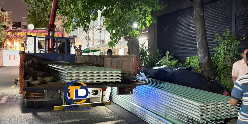 Hình ảnh giao tôn cách nhiệt 9 sóng tới công trình của Tuấn Đạt SG